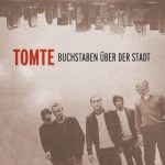 Tomte: Buchstaben &uuml;ber der Stadt